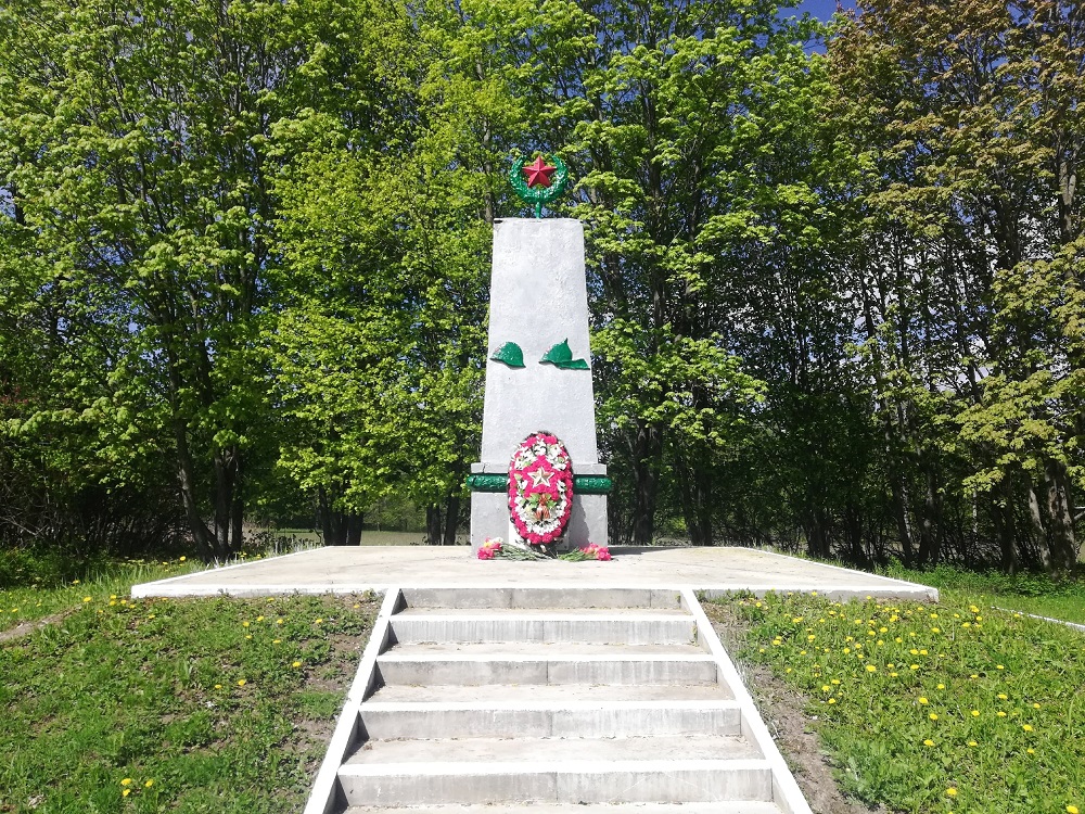 9 мая в селе Вышетравино возложили цветы и венок к памятнику – обелиску, в честь погибших героев Гражданской и Отечественной войн, как дань уважения и почтения всем погибшим в Великой Отечественной войне